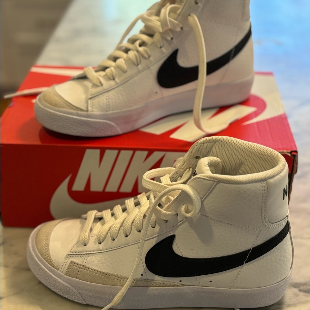 Nike Blazer’s big kids size 4. Like new condition.